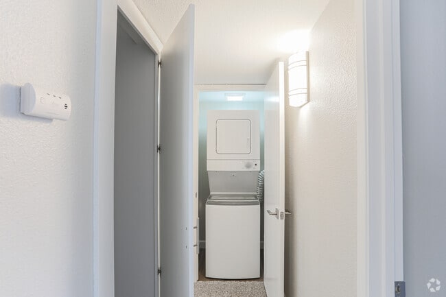 1BR, 1BA - 724 SF