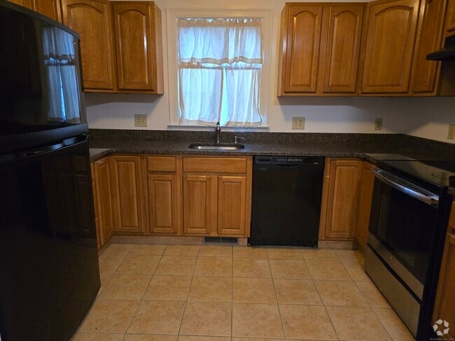 Building Photo - 37 Alden St Unit APT Q