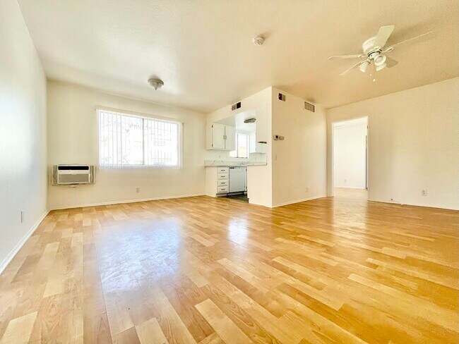 Photo - 18526 Calvert St Unidad 2A