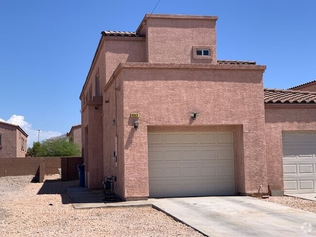 Building Photo - 3 Bedroom Townhouse