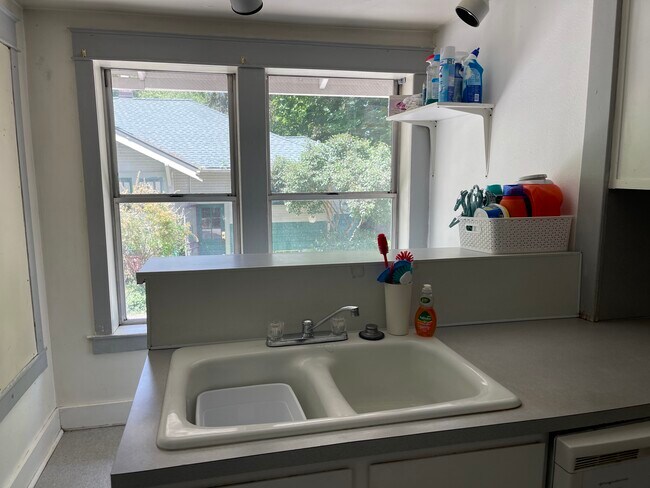 Photo - 940 NE Maple St