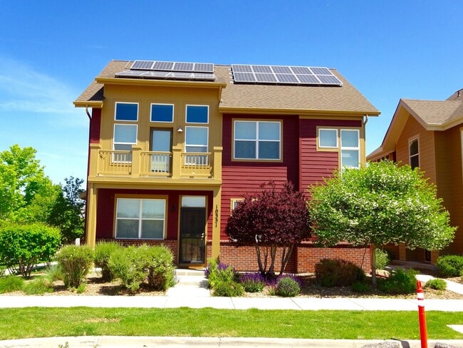 Top Floor Two-Bedroom w/ Detached Garage - Top Floor Two-Bedroom w/ Detached Garage House