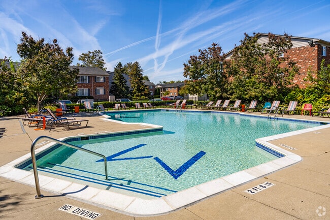 Piscina comunitaria - Woodbury Gardens Apartments & Townhomes