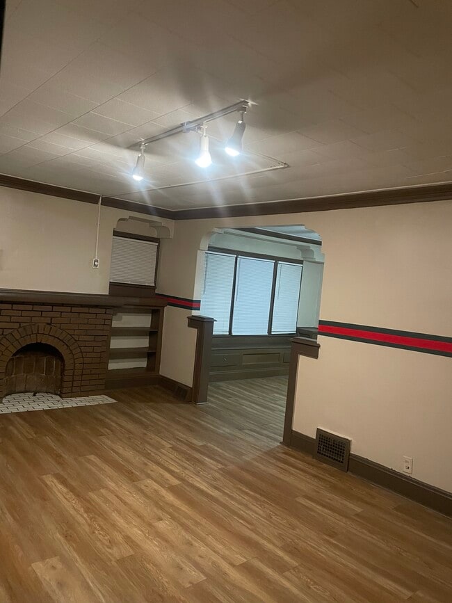 Building Photo - 3824 E 142nd St Rental