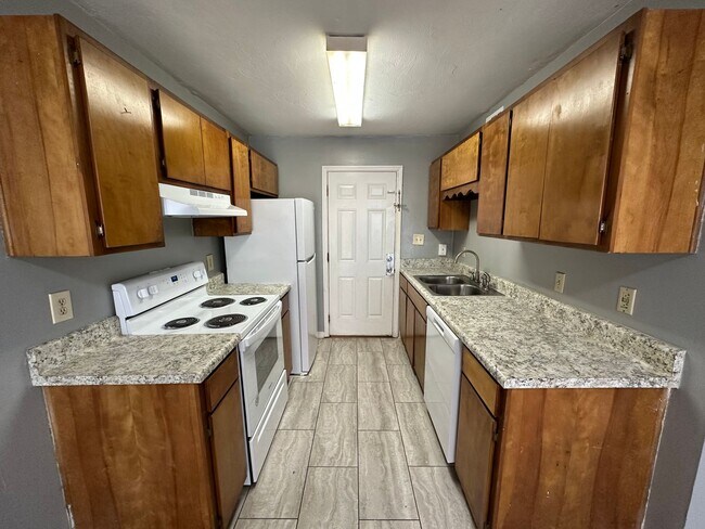 Photo - Downstairs unit at Pointe East avail NOW! Unit B