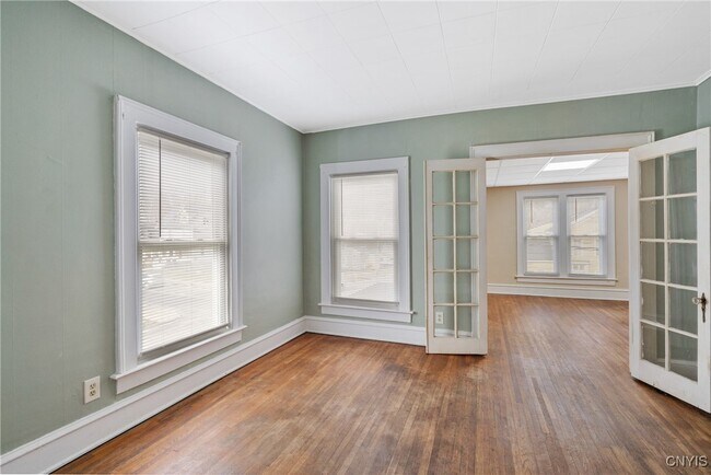 Photo - 402 Oneida St