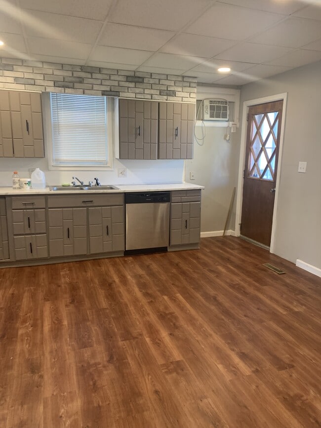 Photo - 64 Bidlack St