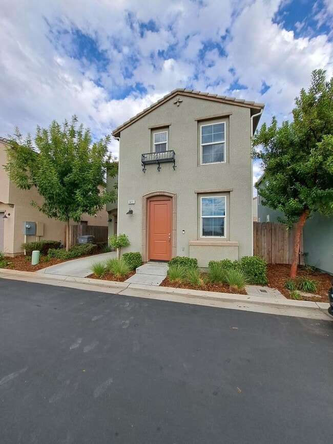 Photo - Limited-Time Offer: $500 off your first mo...