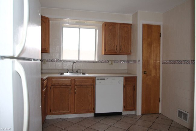 Photo - 2 br, 1 bath 4plex - Noll Avenue Apartments