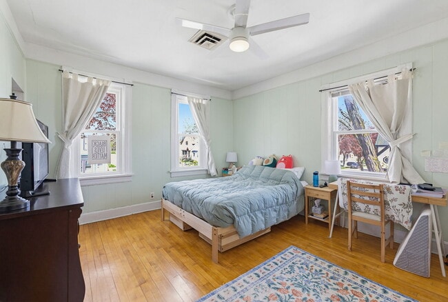 2350 S Lenox St Unit 2352 S Lenox St