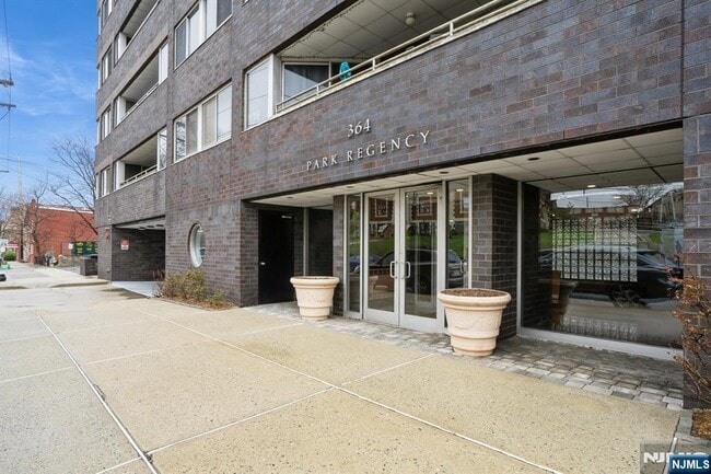 Building Photo - 364 Palisade Ave Unit 4C