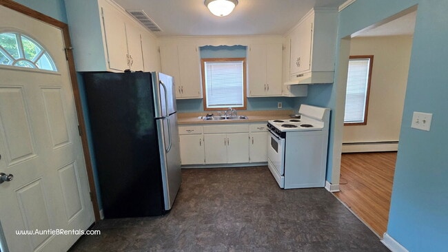 Photo - Great 2BR Duplex with a yard, Minneapolis - Bilingual landlords - open to S8 Unit 2