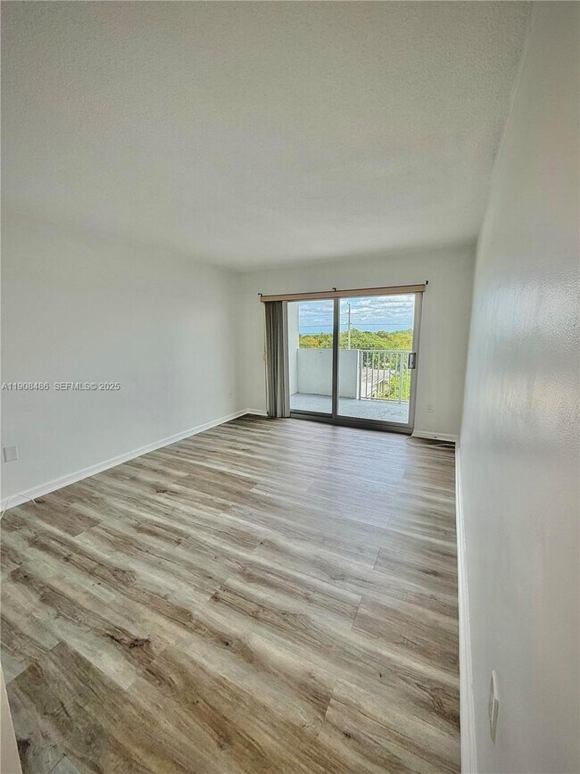 Photo - 8000 Harding Ave Unidad 5C