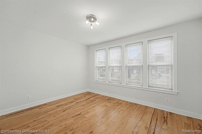 Photo - 1463 Baldwin St