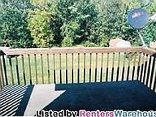 Building Photo - Two Bedroom Two Bathroom Spacious Townhome