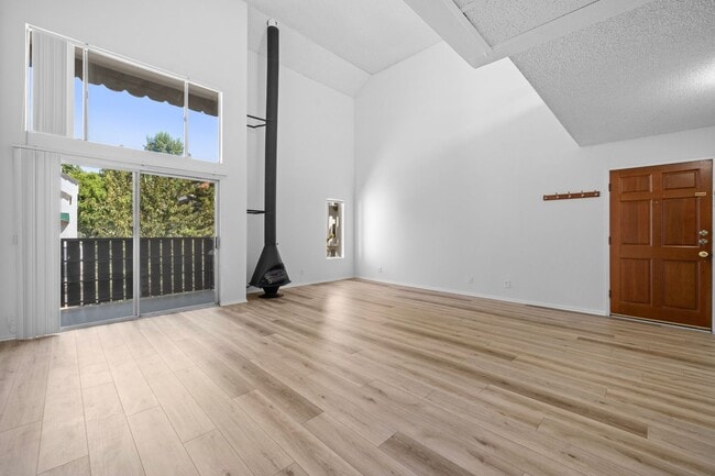 Building Photo - 18645 Hatteras St Unit 271