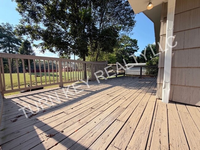 Photo - 2724 Clyburne St