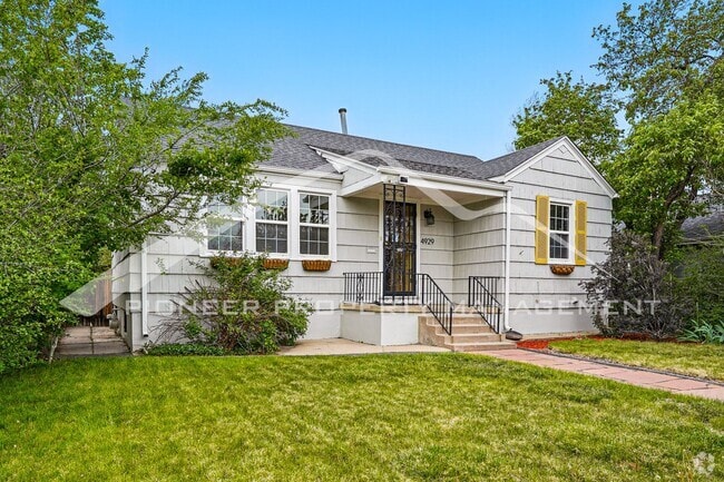 Building Photo - Spacious Home with Washer/Dryer and Centra...