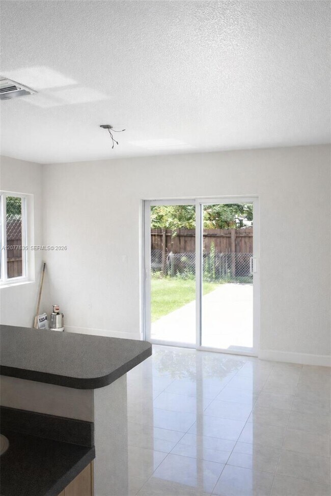 Photo - 318 NE 166th St