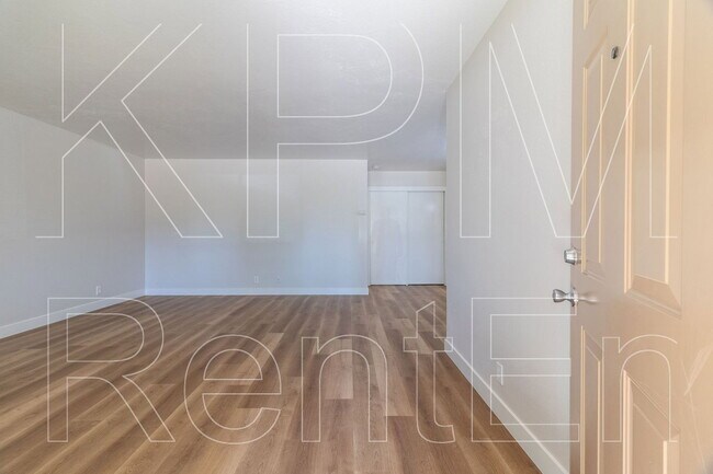 Photo - 443 E Robinhood Dr