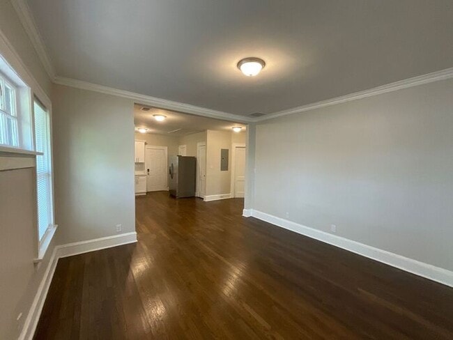 Photo - 339 Mathewson Pl SW