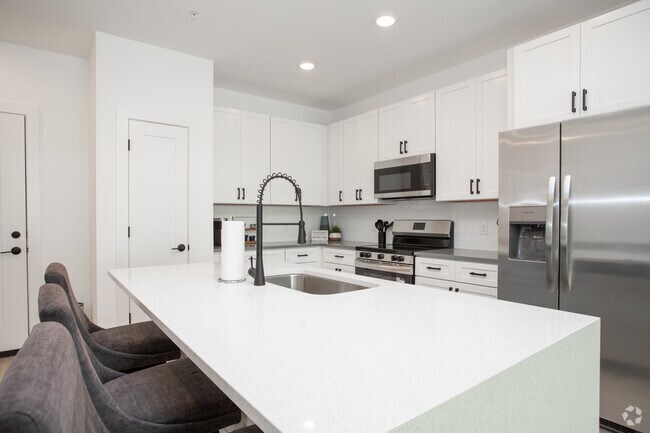 2BR, 2BA - 1,042SF - Kitchen - Ethos 622