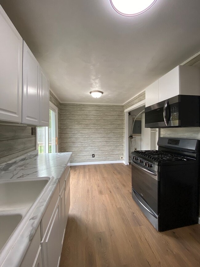 Building Photo - LIMITED TIME SPECIAL 1ST MONTH RENT FREE - 3 Bedroom Single Family Home in Elkhart!