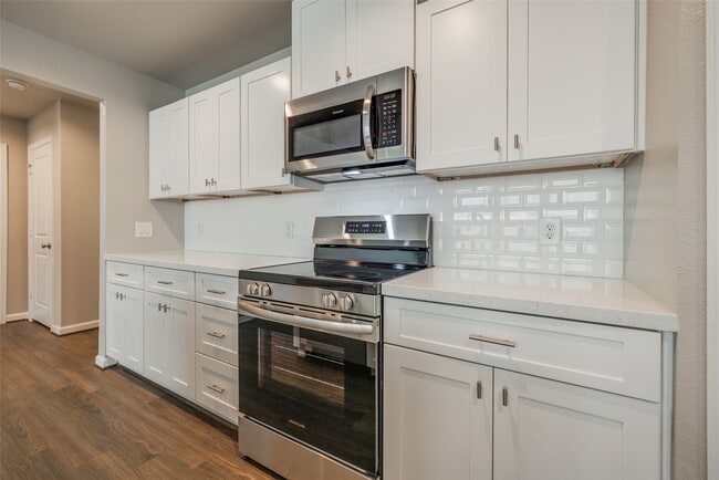 Building Photo - 221 Pk Pl Cir Unit C