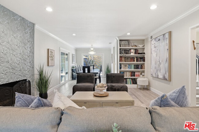 5220 Mary Ellen Ave