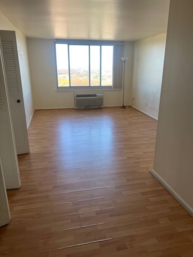 Building Photo - Beautiful Condo in Gaithersburg, MD Unit 2501