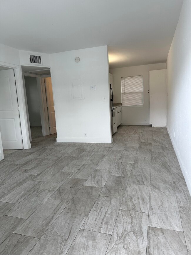 Building Photo - 608 5th St Unit 8