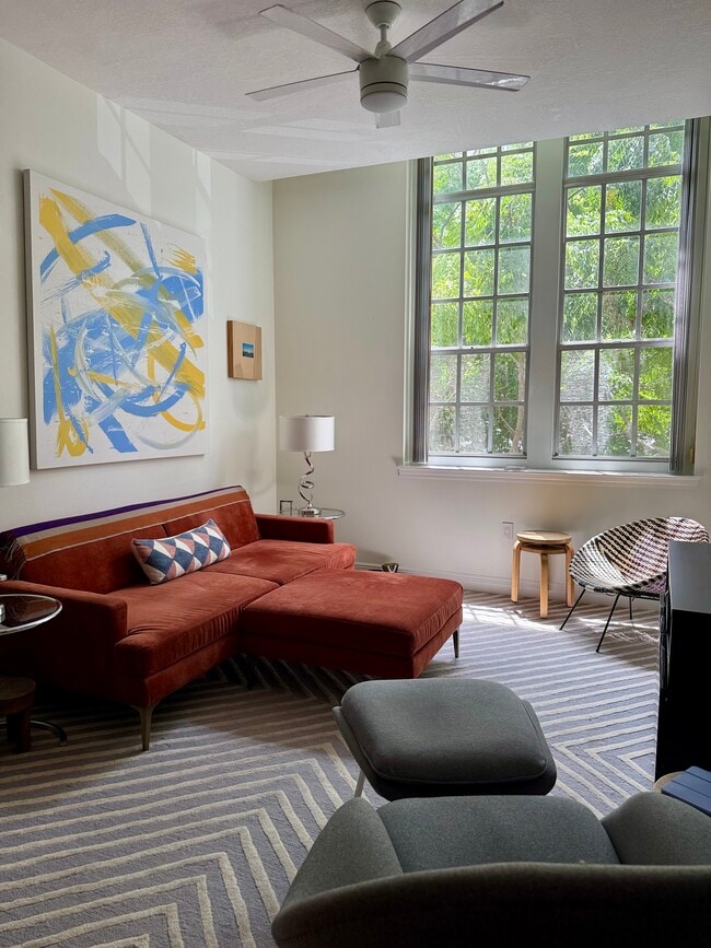 Building Photo - 701 Mirror Lake Dr N Unit Furnished1BR/1BA#215