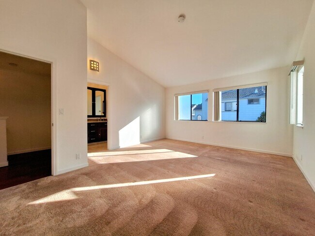 Photo - Beautiful 2bd Townhouse With Attached Gara...