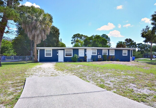 Building Photo - 401 69th St N Unit 2