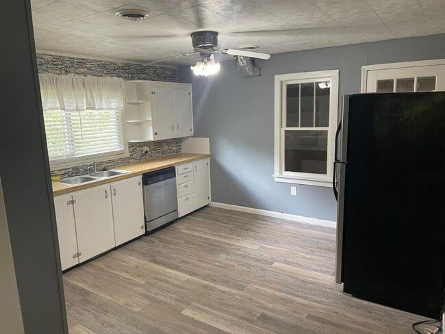 Photo - 525 Meadowbrook Ave
