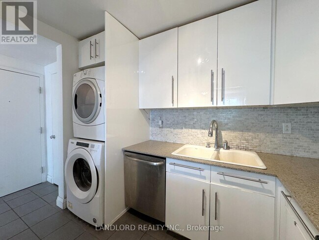 Photo - 1175 Queen St E