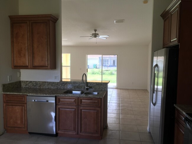Photo - 632 SW Granadeer St