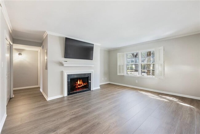 Photo - 162 Amherst Pl NW