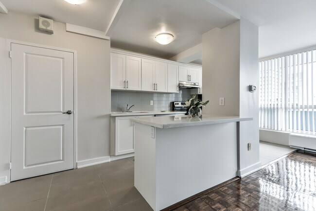 Photo - Prince Arthur Unit 01808