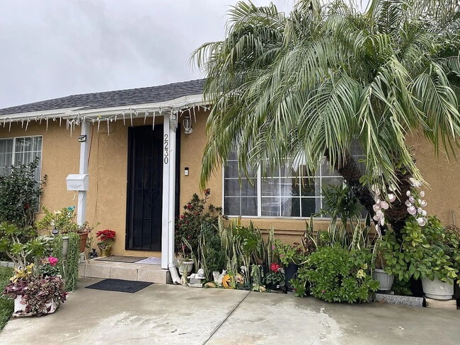 Building Photo - "Charming 1-Bedroom Retreat in Santa Ana – Perfect for Cozy Living!"