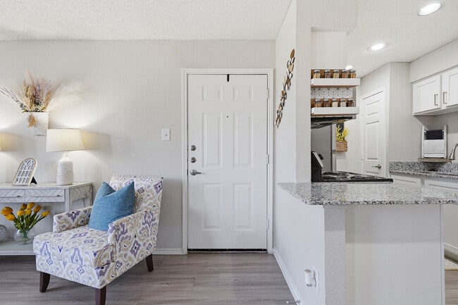 1BD, 1BA - 674SF - Entryway