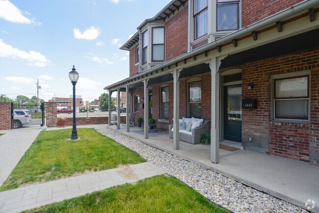 Building Photo - Beautiful Indianapolis Townhome!