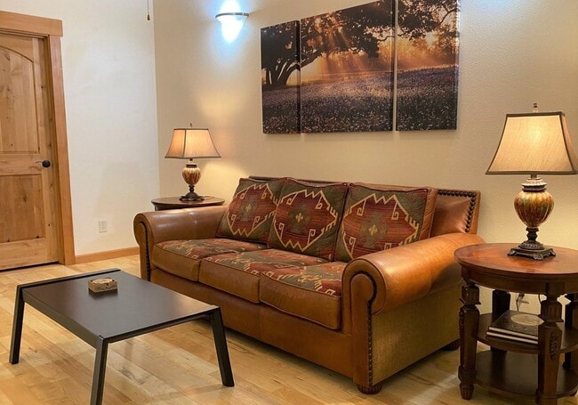 Photo - 2 bed 1 bath Duplex in South Hamilton with Large Shop