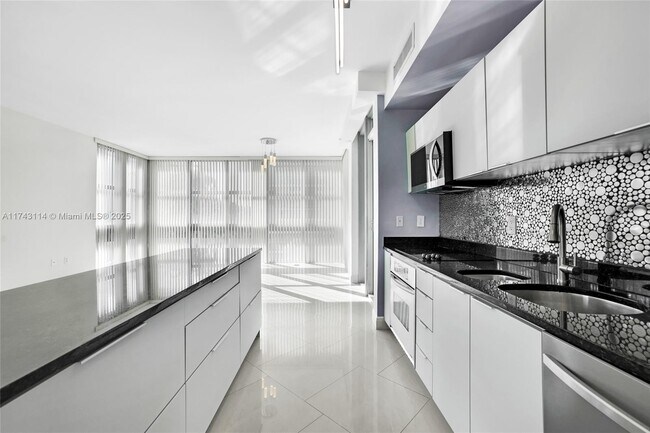 3131 NE 188th St Unit 2-507