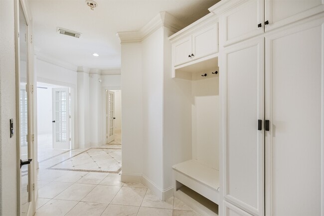 Photo - 407 W Bell St