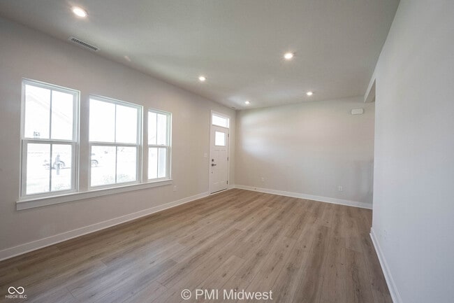 Photo - 581 Roosevelt St