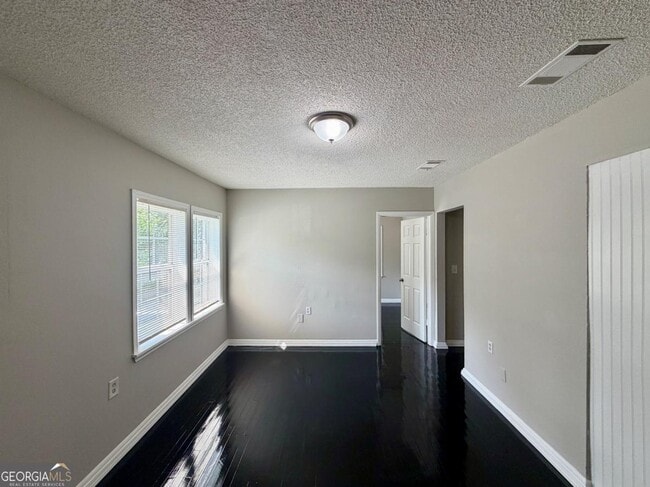 Photo - 230 Rosser St SW