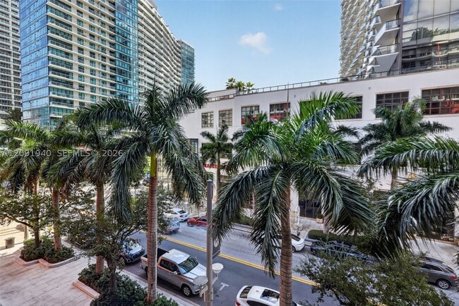 90 NE 32nd St Unit 921