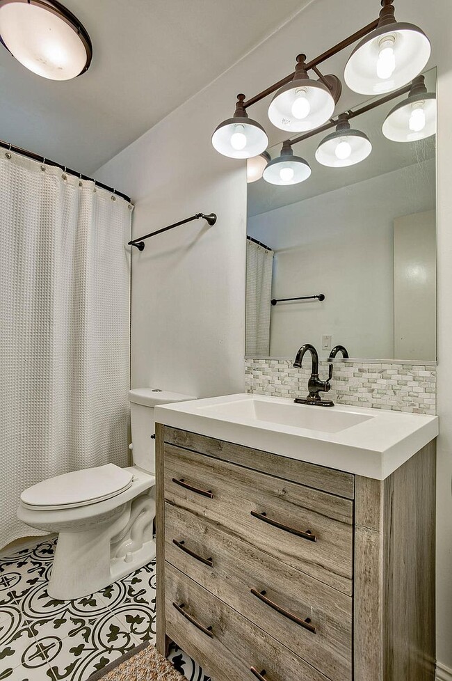 Photo - 466 Woodcliff Dr Unit House