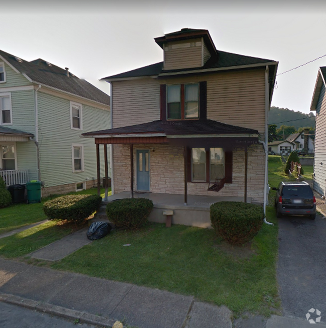 Building Photo - Large 3 bed / 2 bath available now! Rental